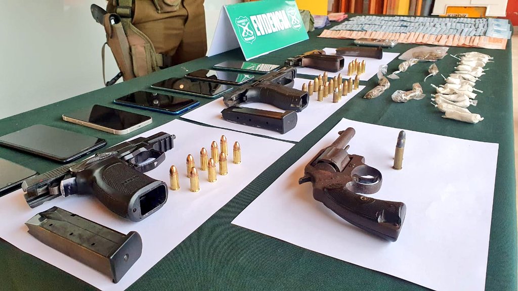 Iquique: Allanan ocho inmuebles en Valle Verde e incautan drogas, armas y pirotecnia