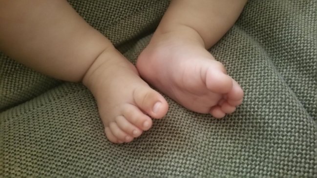 Lactante de dos meses sufrió lesiones graves luego que su padre la lanzara de la cama