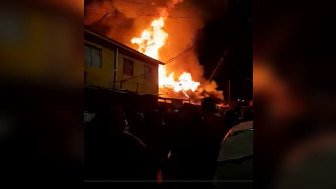 Tres bomberos electrocutados y cuatro casas quemadas deja incendio en Puente Alto