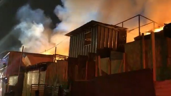 Incendio en campamento de Antofagasta: Nueve casas afectadas y medio centenar de damnificados