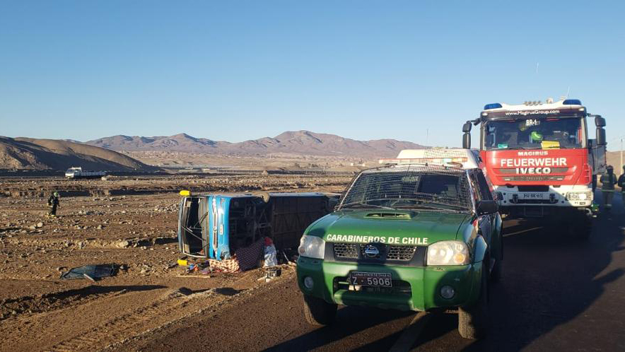 Bus que transportaba trabajadores volcó en Atacama: Accidente dejó dos fallecidos y 40 heridos