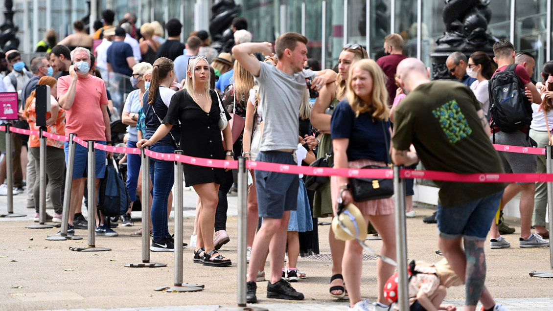 Asesor británico dice que una tercera ola de Covid-19 