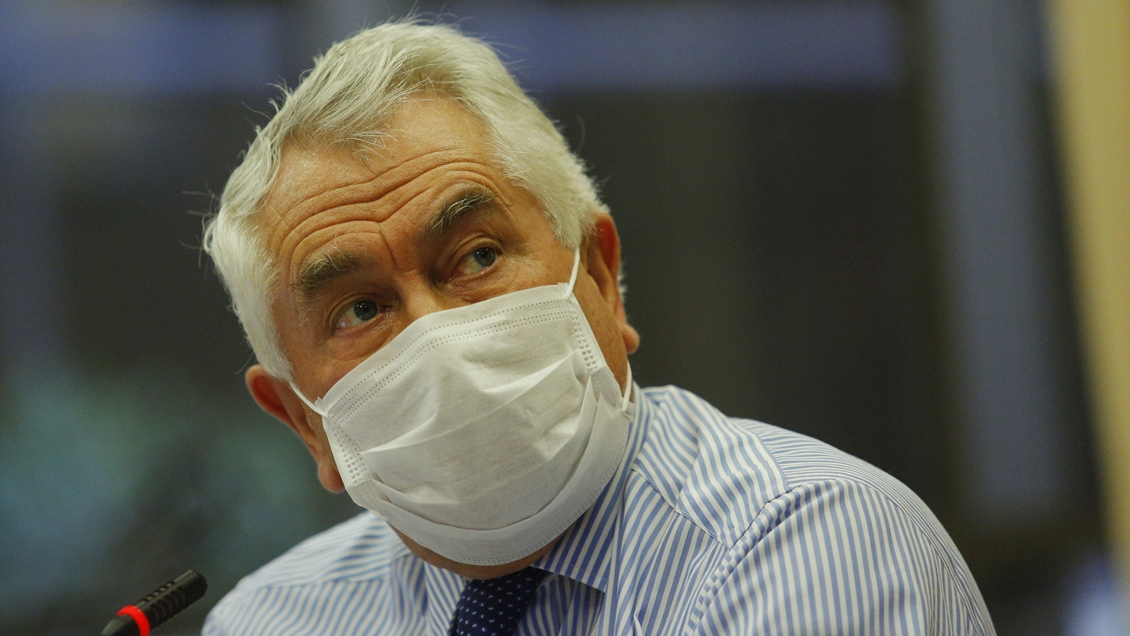 Ministro Paris: Lo más probable es que tengamos que vacunar año a año contra el Covid