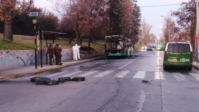 Desconocidos quemaron bus del Transantiago en Peñalolén