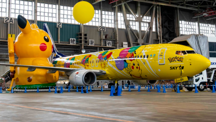  25 años de Pokémon: Presentan vistoso avión con temática de Pikachu 