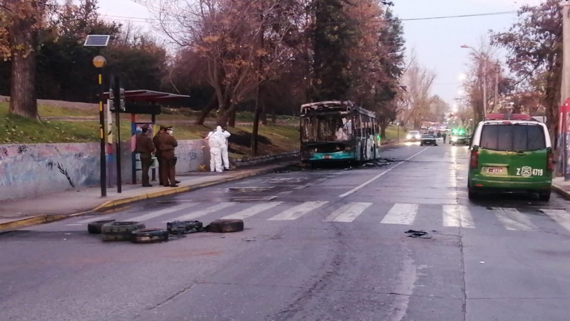 Desconocidos quemaron bus del Transantiago en Peñalolén