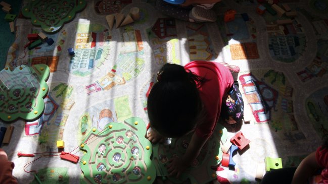 Niña de tres años fue obligada por su madre a fumar un cigarrillo en Talcahuano