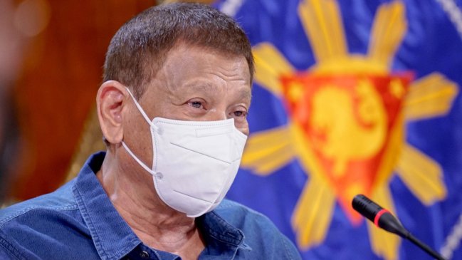  Presidente filipino amenaza con cárcel a quienes rechacen vacuna  