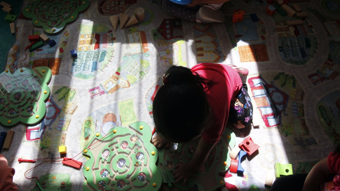 Niña de tres años fue obligada por su madre a fumar un cigarrillo en Talcahuano