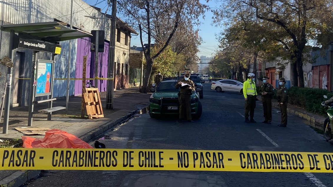Investigan homicidio de hombre en Santiago Centro: Fue baleado en un paradero