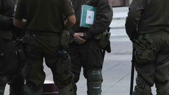 Vehículo con cinco carabineros volcó en Plaza Baquedano: Iban sin permiso en toque de queda