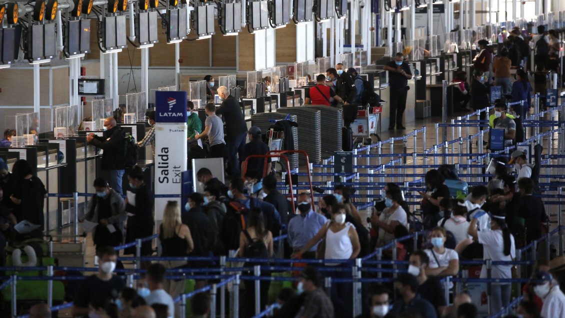 Variante Delta: Consejo Asesor Covid-19 recomienda extender cuarentenas de viajeros