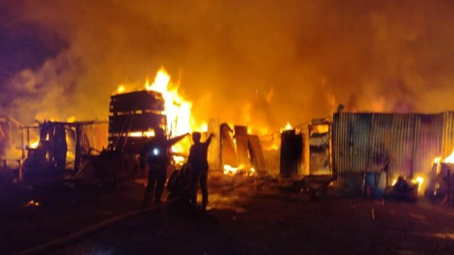 Dos incendios simultáneos en el sur de Santiago complicaron a Bomberos, que logró controlarlos