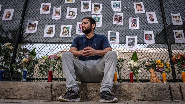 Familiares de desaparecidos en derrumbe de Miami-Dade, entre oración y esperanza