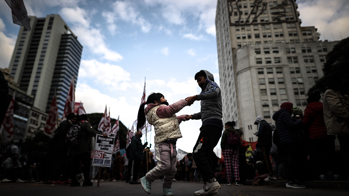 Economía de Argentina subió en abril por primera vez en 19 meses