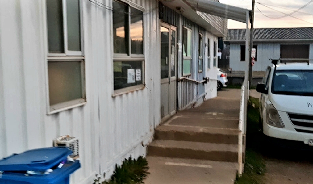 Containers con óxido y filtraciones: La realidad del Cesfam de Curanipe durante la pandemia