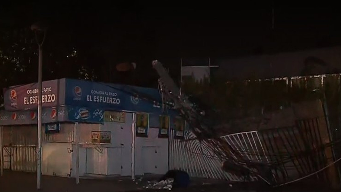 Camión arrasó con dos postes afuera del Hospital Sótero del Río