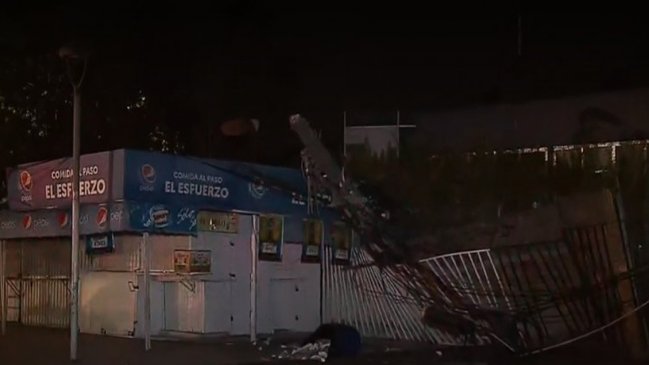 Camión arrasó con dos postes afuera del Hospital Sótero del Río