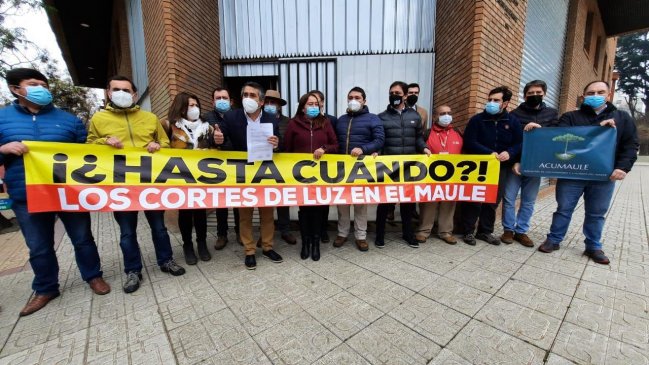 Vecinos del Maule se aburrieron y denunciaron al ministro de Energía los constantes cortes de luz