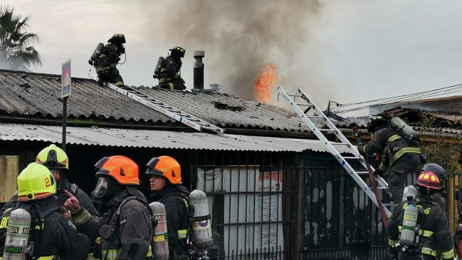 Adulto mayor es rescatado con vida tras incendio que afectó a tres casas en San Fernando