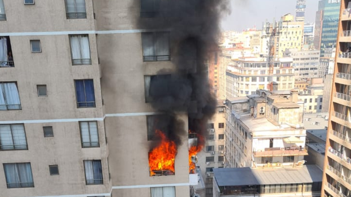 Gran incendio se registra en un edificio en pleno centro de Santiago