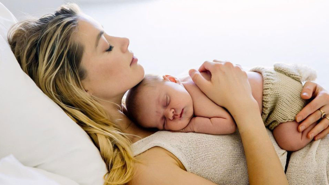 La actriz Amber Heard sorprendió en redes sociales al presentar a su hija