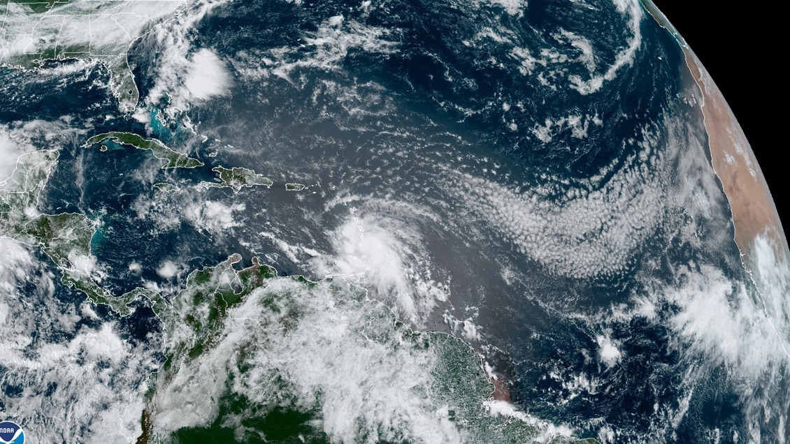 El huracán Elsa se intensifica en su avance por el este del Caribe