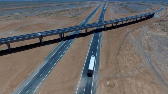 Autopista más larga del mundo que cruza el desierto entra en plena operación en China