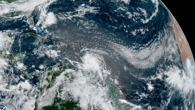 El huracán Elsa se intensifica en su avance por el este del Caribe