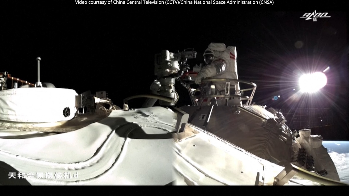 Astronautas chinos realizaron caminata espacial por segunda vez en la historia del país