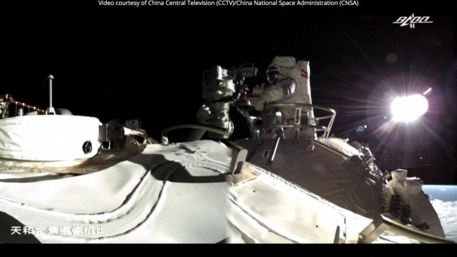 Astronautas chinos realizaron caminata espacial por segunda vez en la historia del país