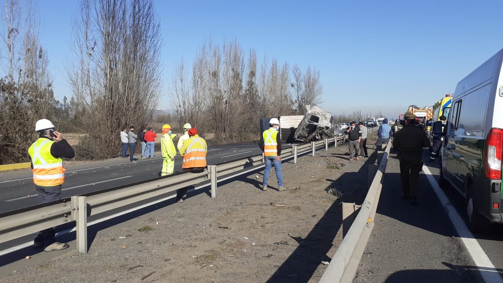 Colisión entre camiones deja a una persona fallecida tras quemarse una de las cabinas