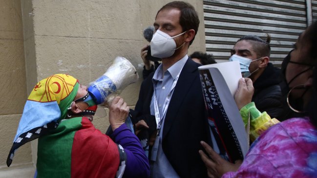 Manifestantes increparon a constituyente Ruggero Cozzi