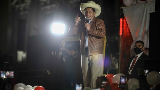   ¿Por qué Perú aún no ha proclamado al presidente tras un mes de los comicios? 