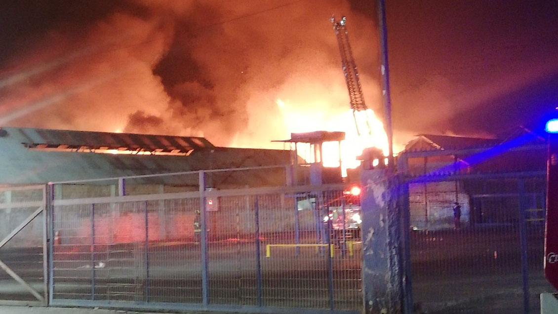 Incendio en bodegas en La Granja: Provocó una explosión y dejó a varios bomberos afectados