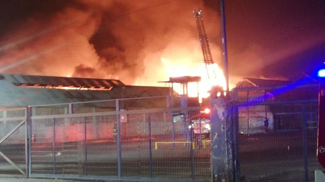 Incendio en bodegas en La Granja: Provocó una explosión y dejó a varios bomberos afectados