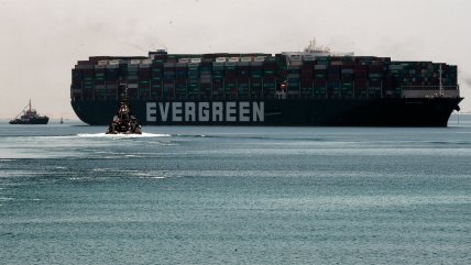  Buque que boqueó canal de Suez vuelve a navegar tras estar meses retenido  