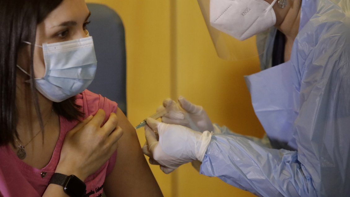 Alcaldes piden a rezagados acudir a vacunarse en el Biobío: No avanzamos de fase por eso