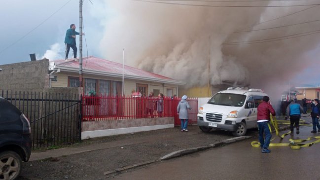 Incendio afectó a dos viviendas en el sector sur de Punta Arenas