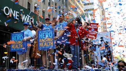   Nueva York celebró el fin de las restricciones con un desfile sin mascarillas 
