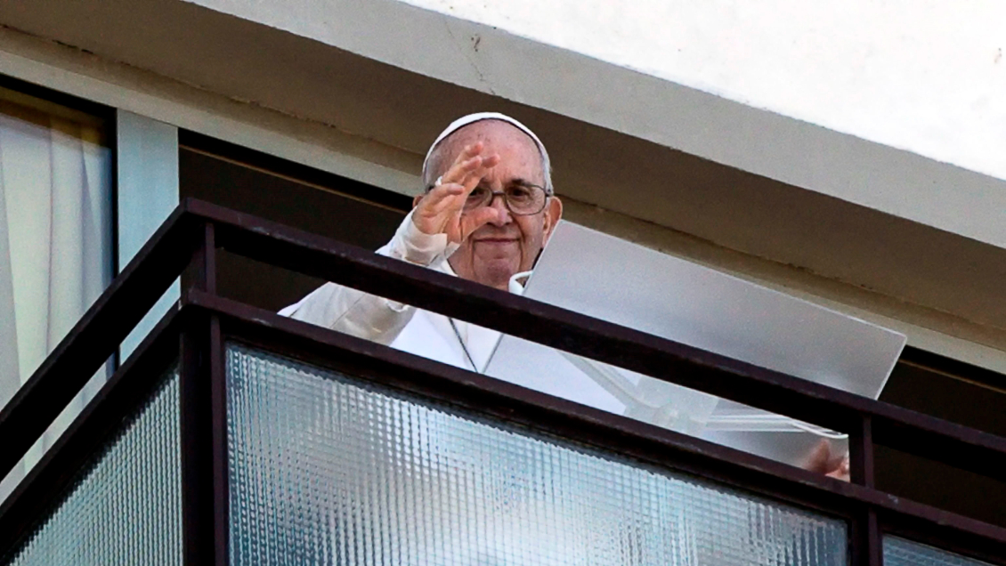 Papa Francisco reapareció desde el balcón del hospital tras su operación