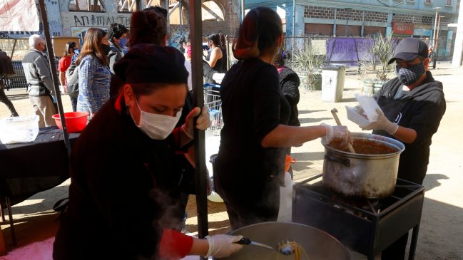 Municipalidad de Santiago presentó plan de apoyo para las 35 ollas comunes