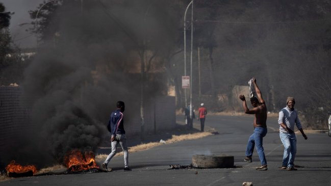 Al menos 6 muertos y 200 detenidos en ola de violentas protestas en Sudáfrica
