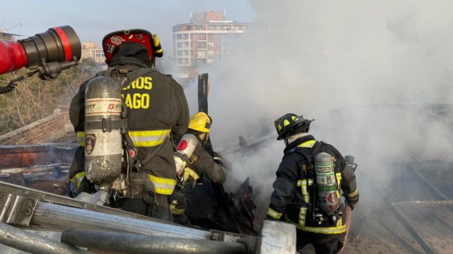Incendio de vivienda moviliza a Bomberos en el centro de Santiago