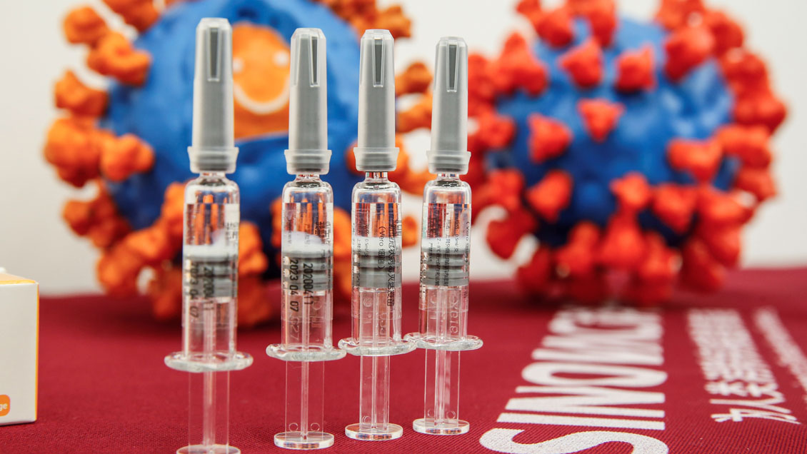 Fabricar vacunas en Chile: Couve dice que 