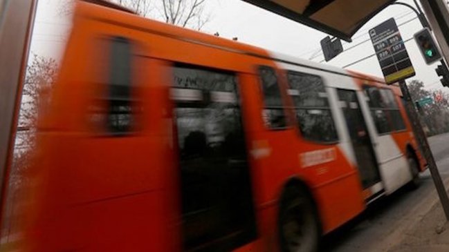 Un bus del Transantiago perdió el control y arrasó con autos estacionados en Las Condes