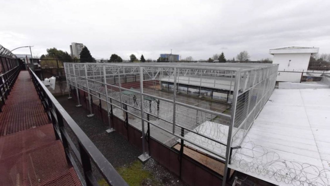 Cárcel de Chillán sigue vulnerable a lanzamientos de drogas a pesar de malla que los reduciría a cero