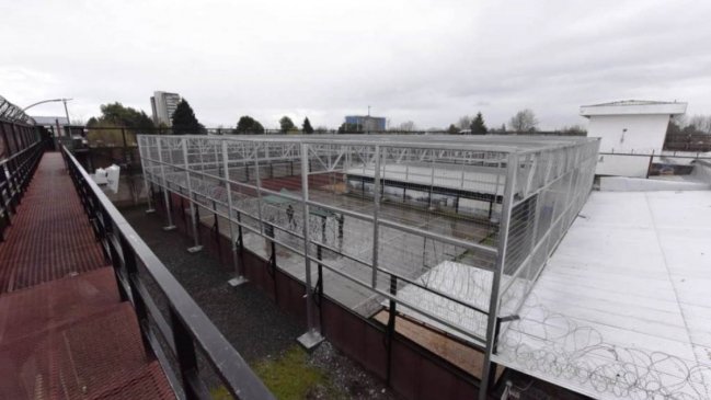 Cárcel de Chillán sigue vulnerable a lanzamientos de drogas a pesar de malla que los reduciría a cero