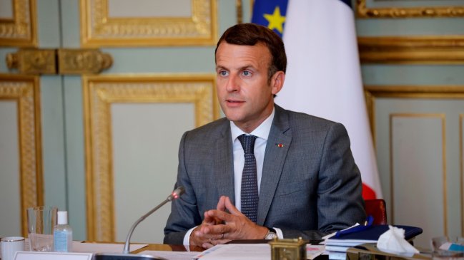 Macron se aburrió de los anti vacunas: 