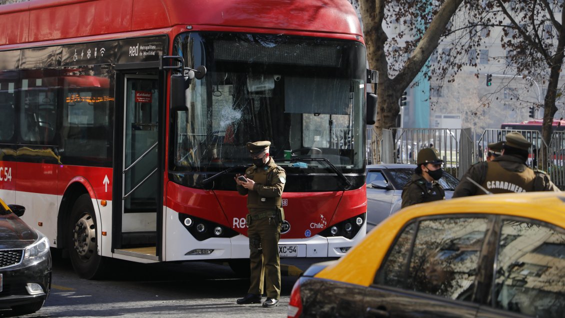 Sujetos detuvieron a pedradas a micrera que dañó un vehículo en la Alameda